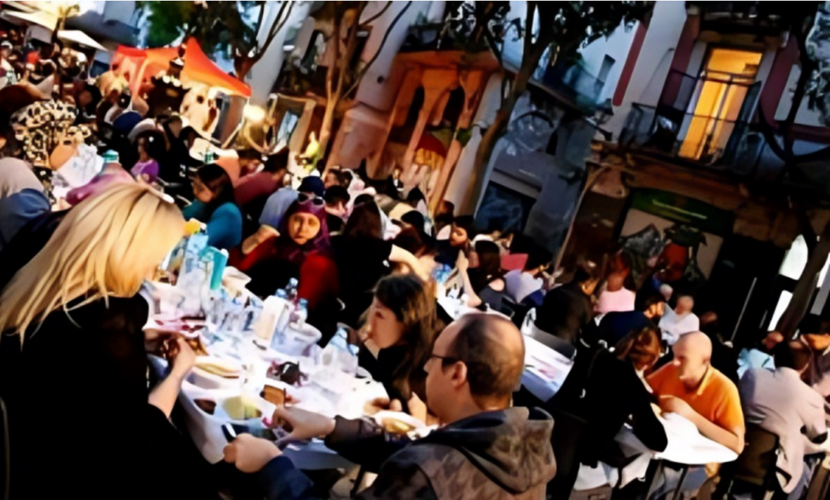 Iftar collectif à Madrid réunissant Marocains et Espagnols autour de la table de la coexistence pendant le Ramadan.