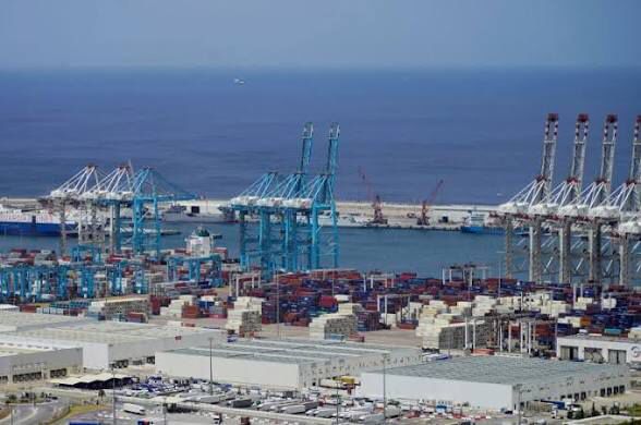 L&rsquo;étranglement des chaînes d&rsquo;approvisionnement perturbe les importations locales et menace la relance de la saison estivale.