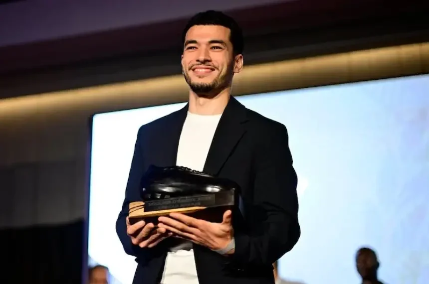 Zekriya Al-Wahidi remporte le Soulier d’Ébène lors de sa 35e édition